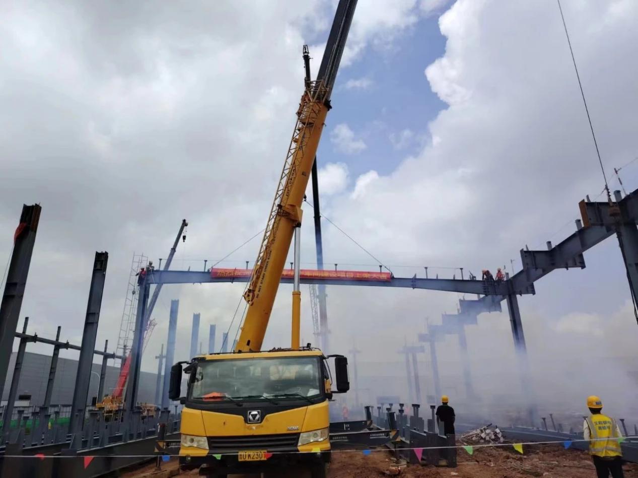 Chery KD -onderdele Produksie -werkswinkel -konstruksieprojek op die balk, besef dat Chery Automobile Qingdao Base Construction Project die bod “Three opeenvolgende titels” gewen het.